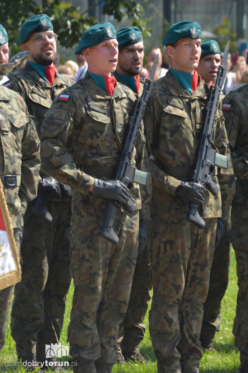 Uroczysty apel pod pomnikiem Piłudskiego