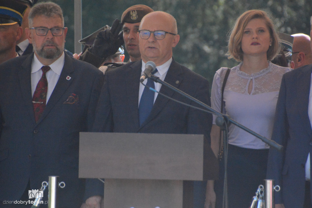 Uroczysty apel pod pomnikiem Piłudskiego