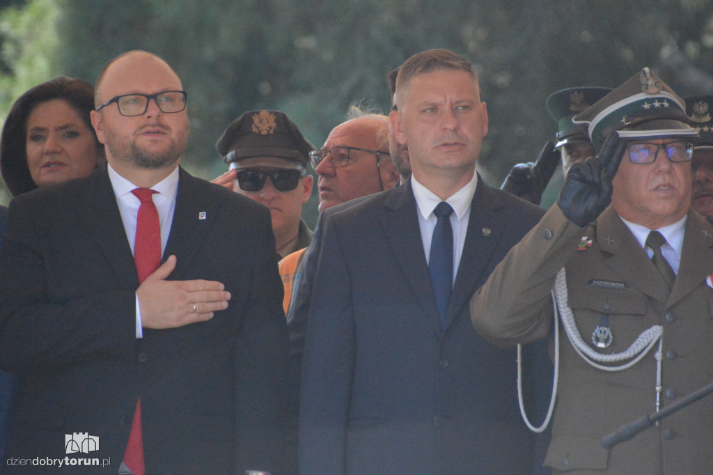 Uroczysty apel pod pomnikiem Piłudskiego