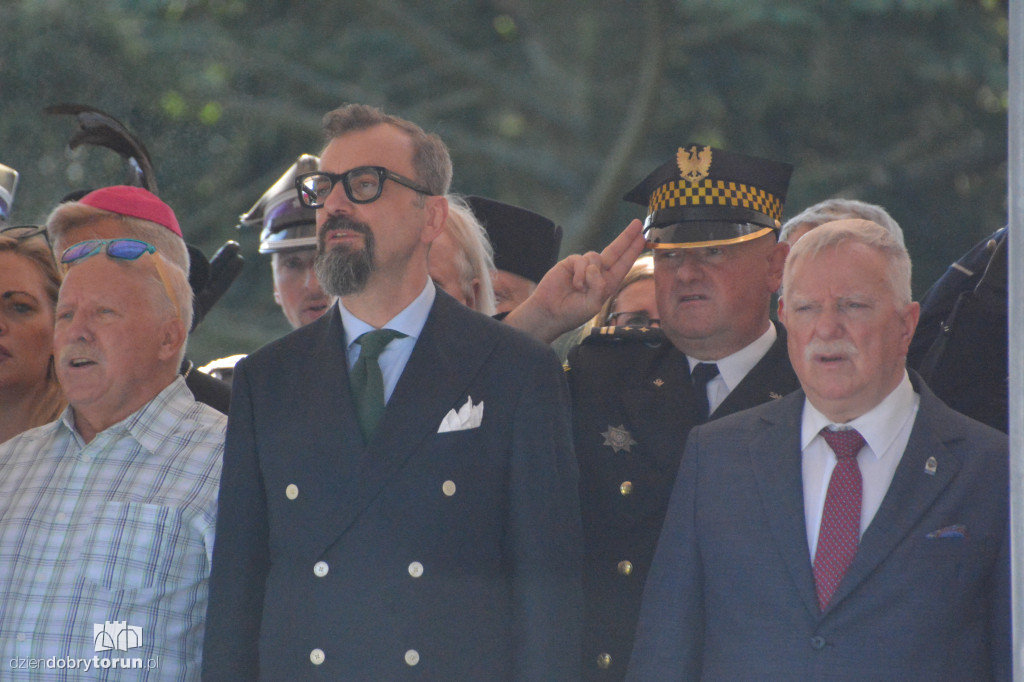 Uroczysty apel pod pomnikiem Piłudskiego
