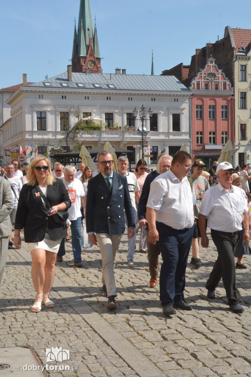 Patriotyczny przemarsz w Toruniu