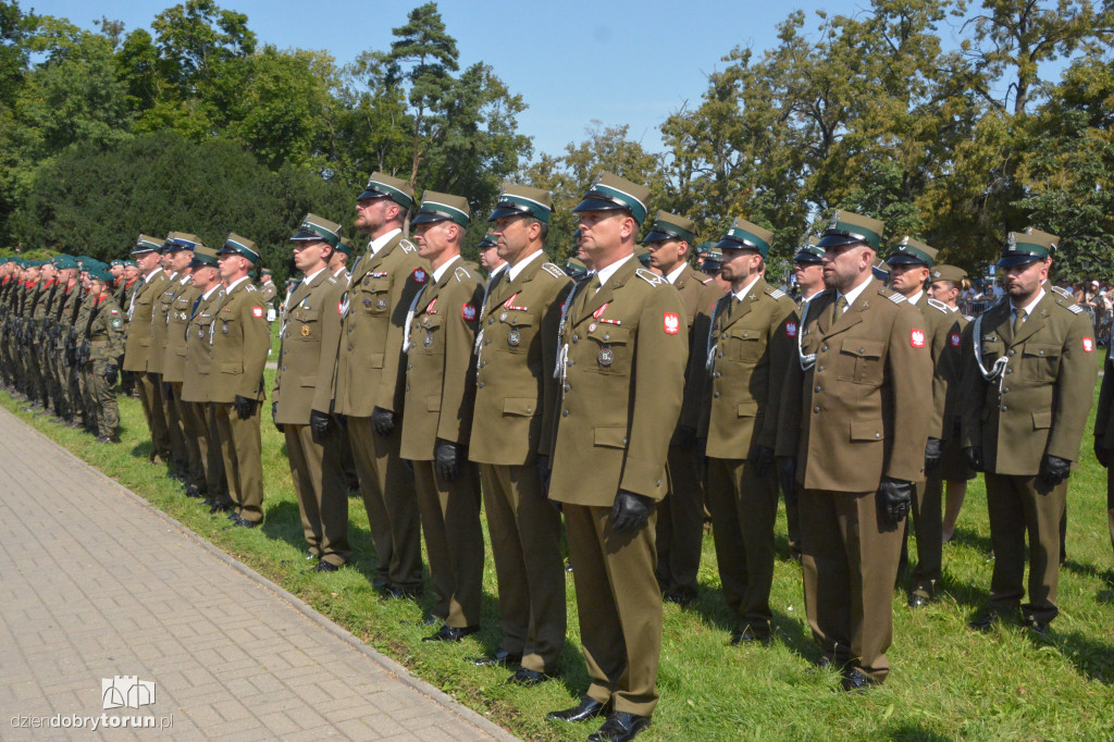 Uroczysty apel pod pomnikiem Piłudskiego