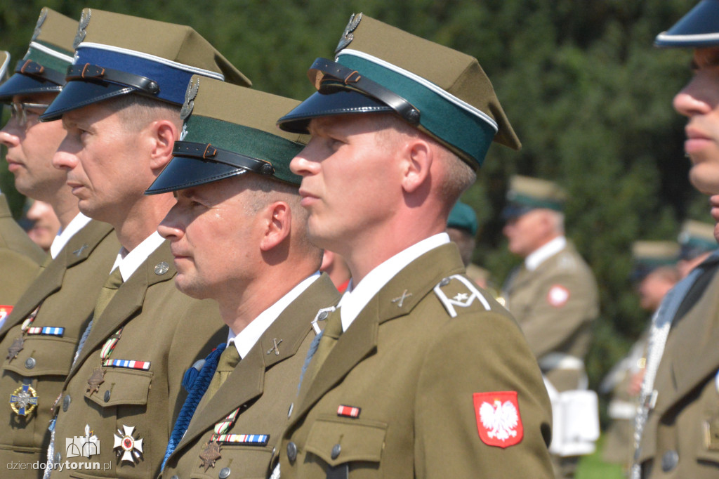 Uroczysty apel pod pomnikiem Piłudskiego