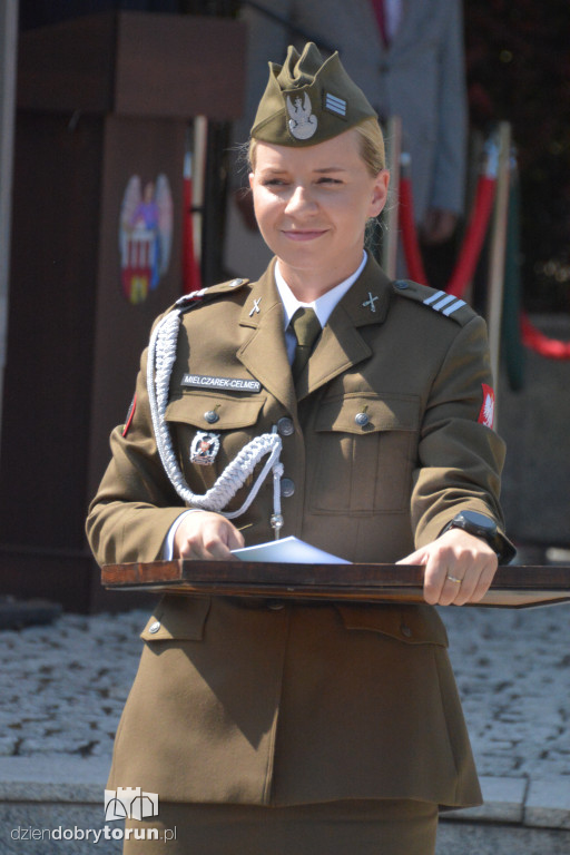 Uroczysty apel pod pomnikiem Piłudskiego