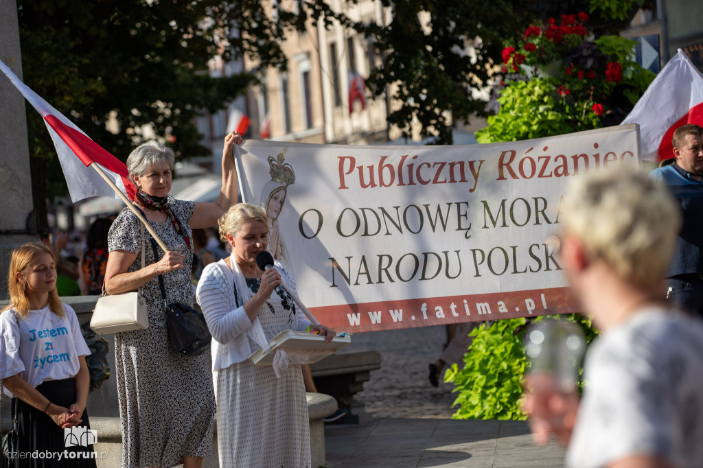 Różaniec w tłumie turystów