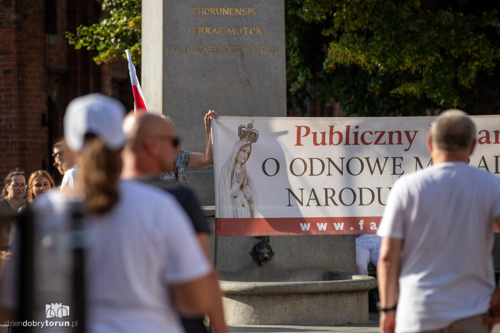 Różaniec w tłumie turystów