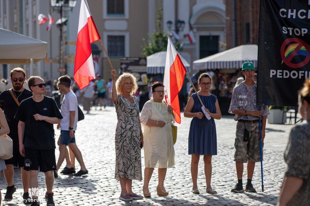 Różaniec w tłumie turystów