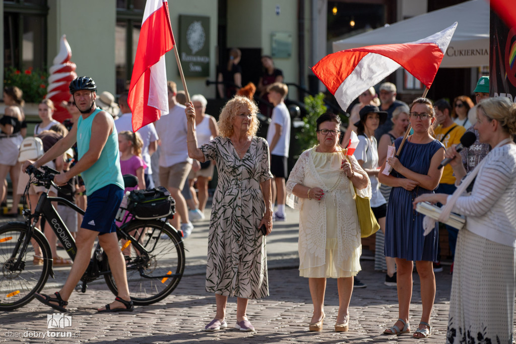 Różaniec w tłumie turystów