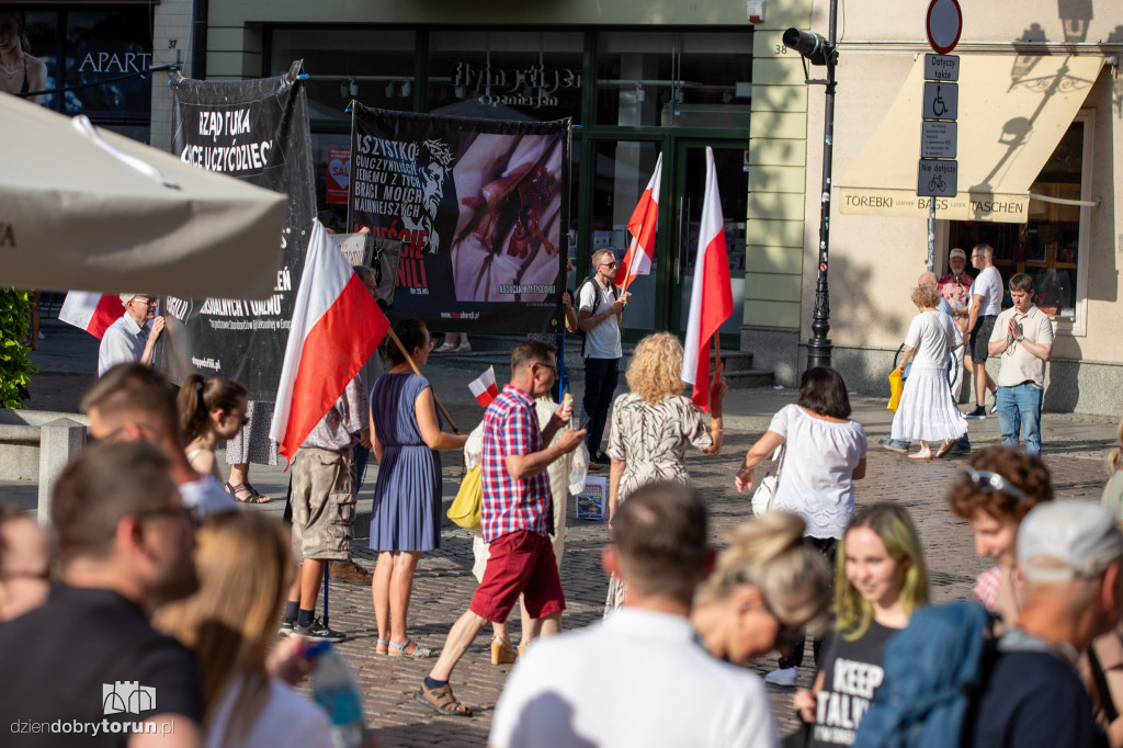 Różaniec w tłumie turystów