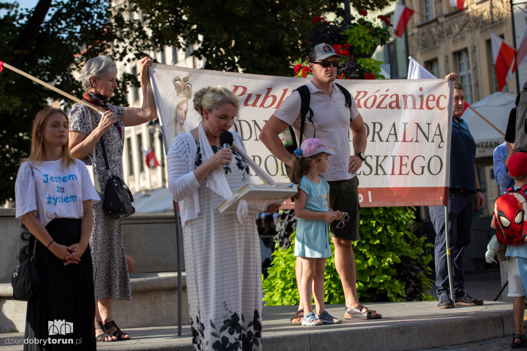 Różaniec w tłumie turystów