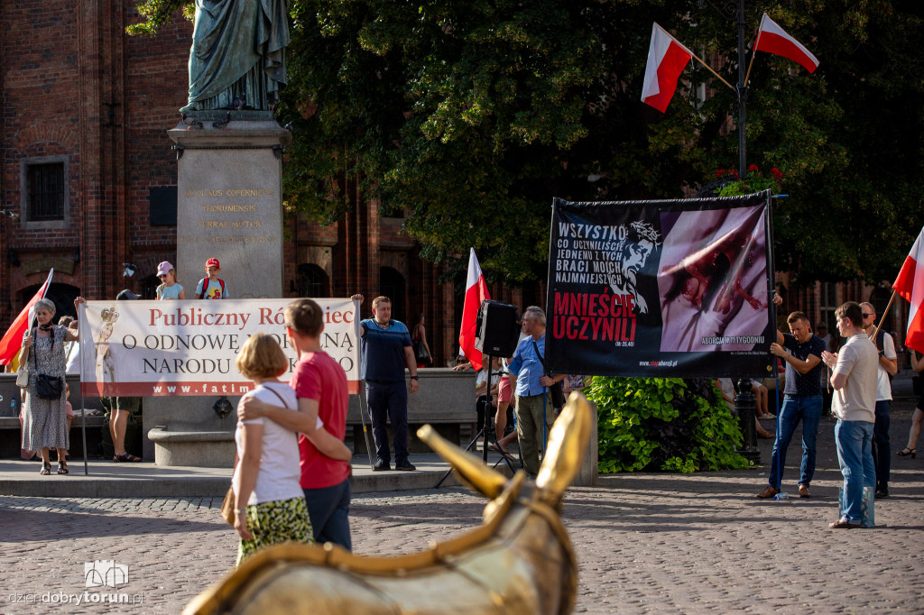 Różaniec w tłumie turystów