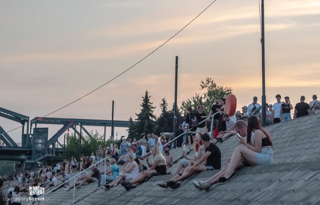 Nocna parada łodzi w Toruniu