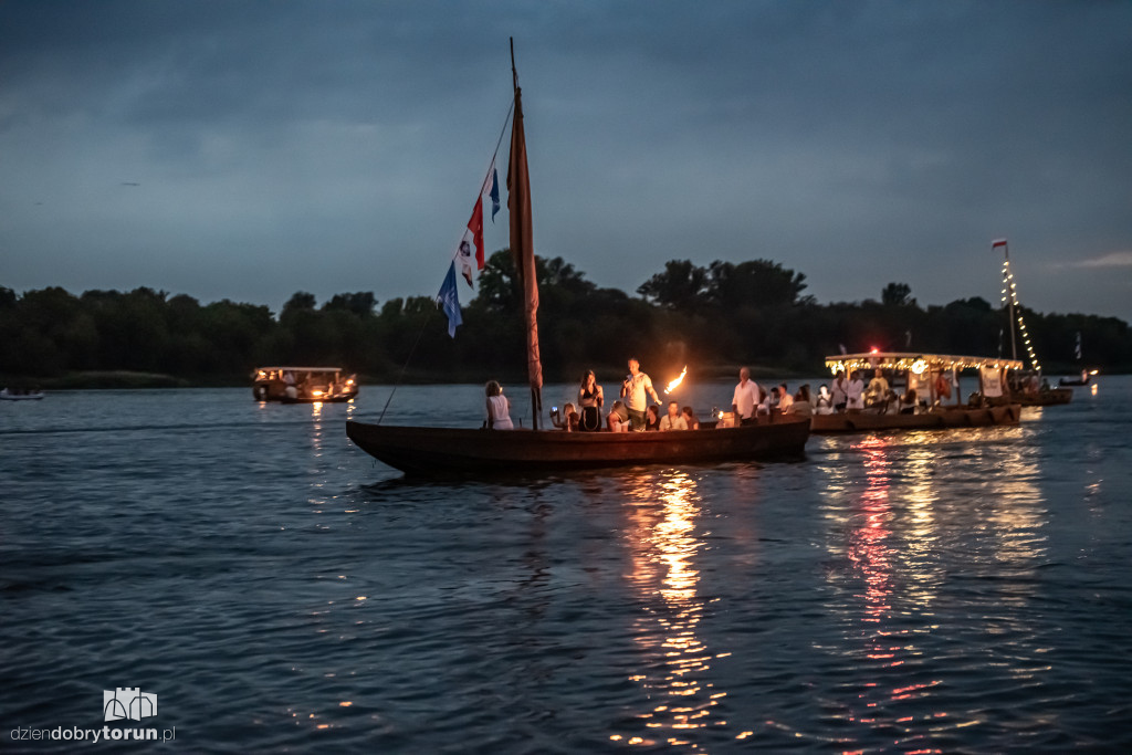Nocna parada łodzi w Toruniu