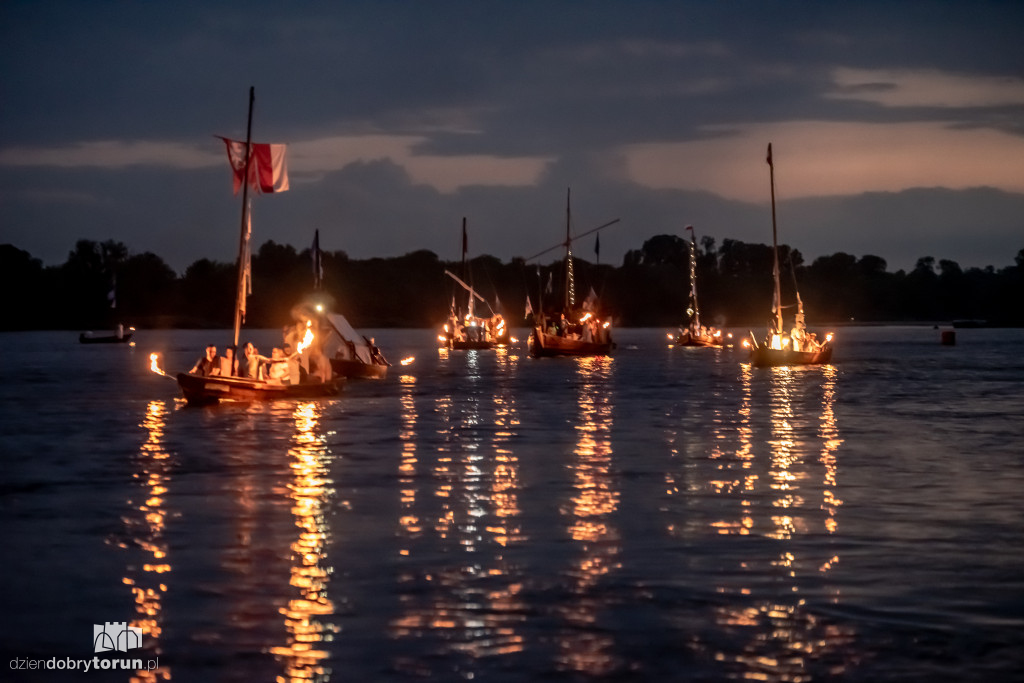 Nocna parada łodzi w Toruniu