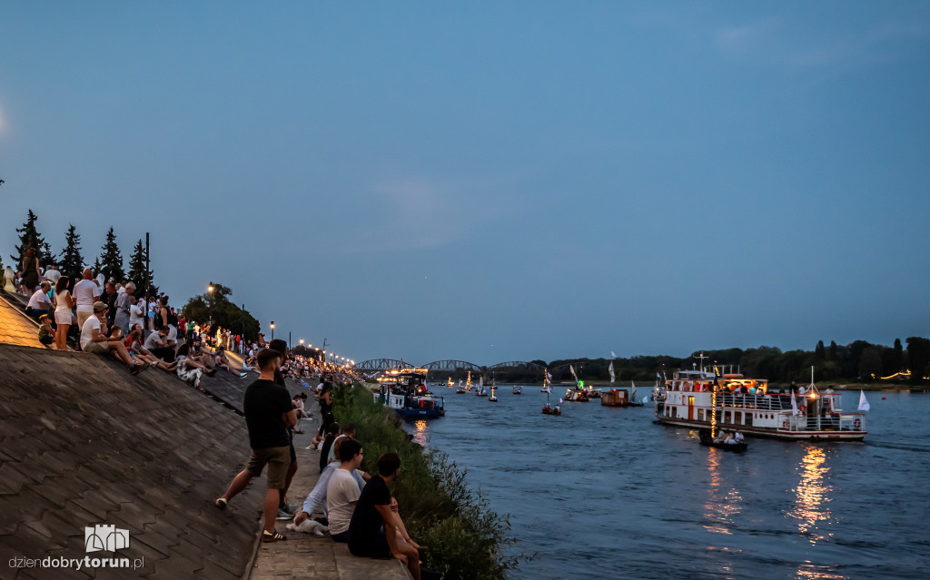 Nocna parada łodzi w Toruniu