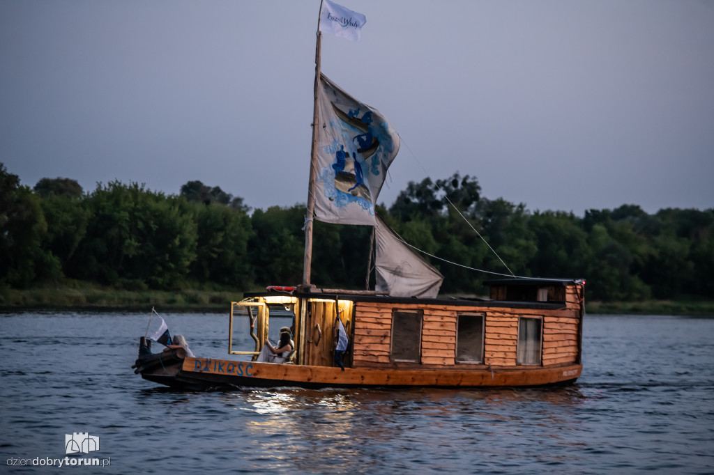 Nocna parada łodzi w Toruniu
