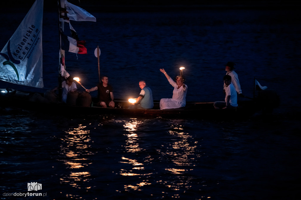 Nocna parada łodzi w Toruniu