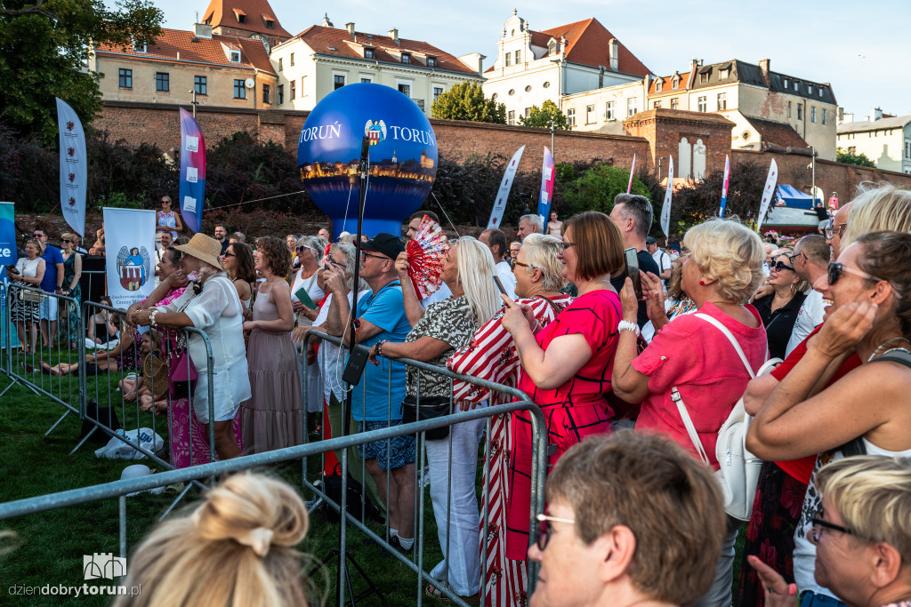 Nocna parada łodzi w Toruniu