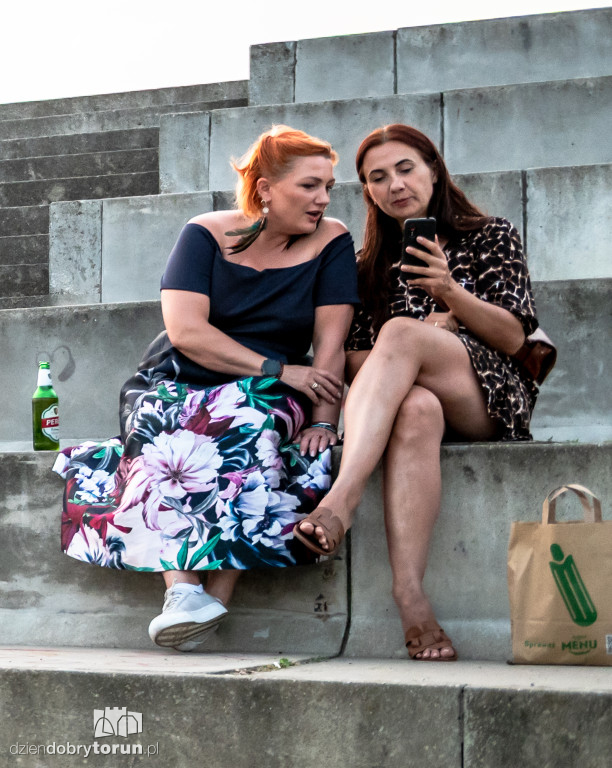 Nocna parada łodzi w Toruniu