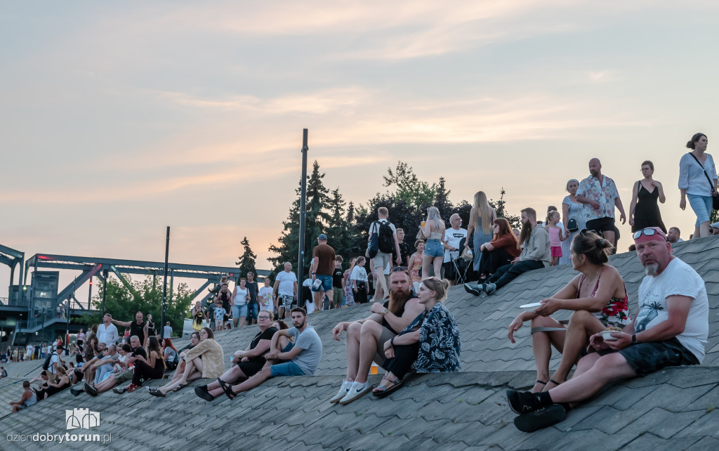 Nocna parada łodzi w Toruniu