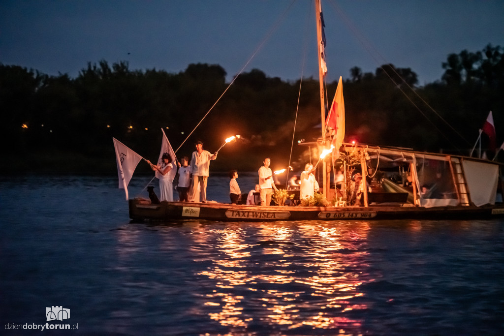 Nocna parada łodzi w Toruniu