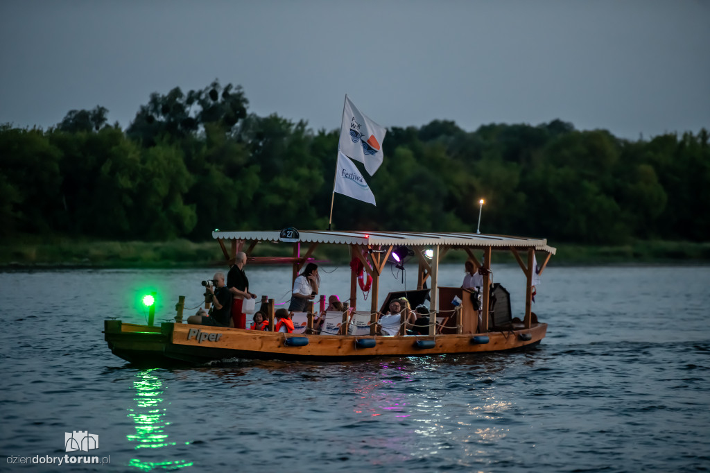 Nocna parada łodzi w Toruniu