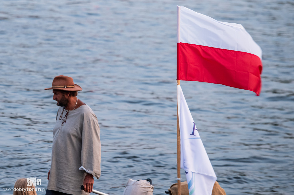 Nocna parada łodzi w Toruniu