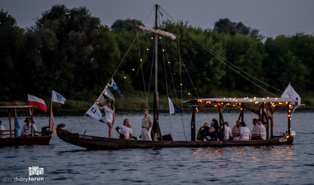 Nocna parada łodzi w Toruniu