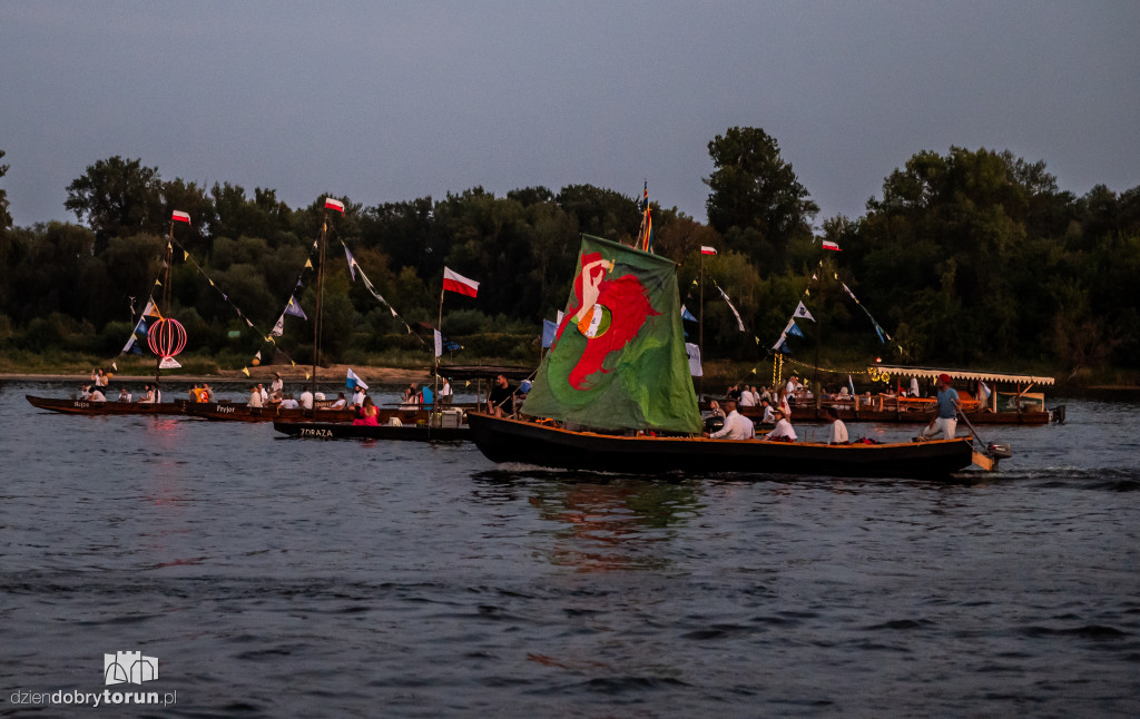 Nocna parada łodzi w Toruniu
