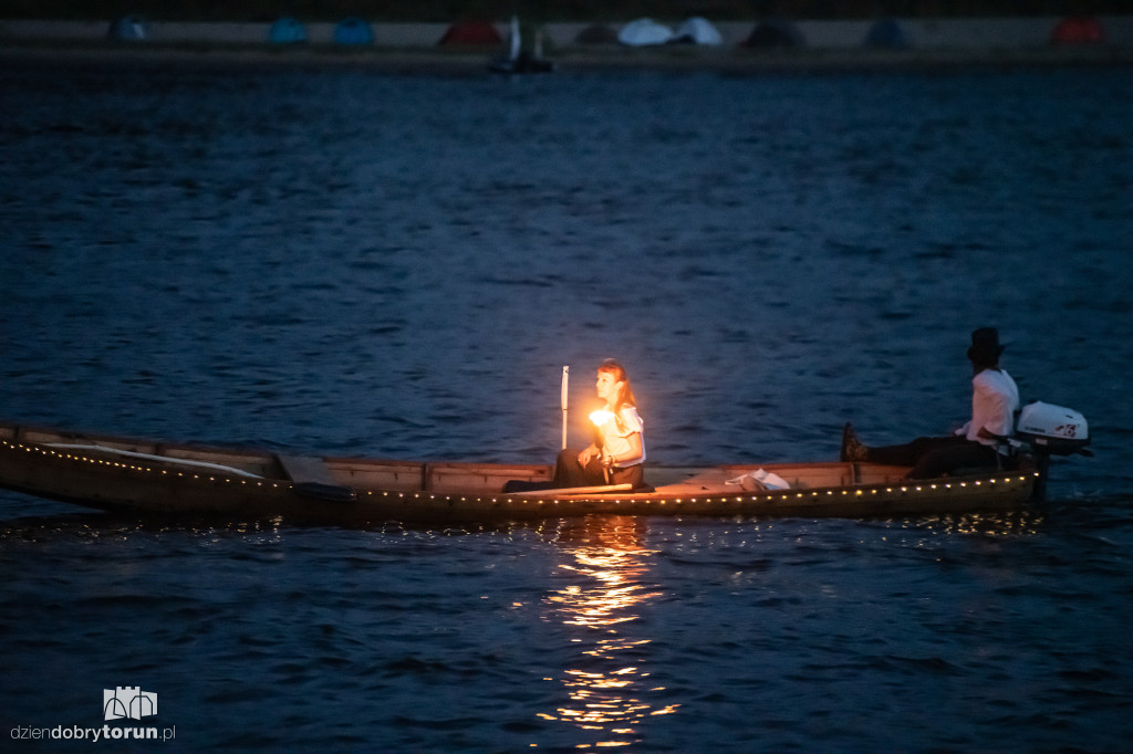 Nocna parada łodzi w Toruniu