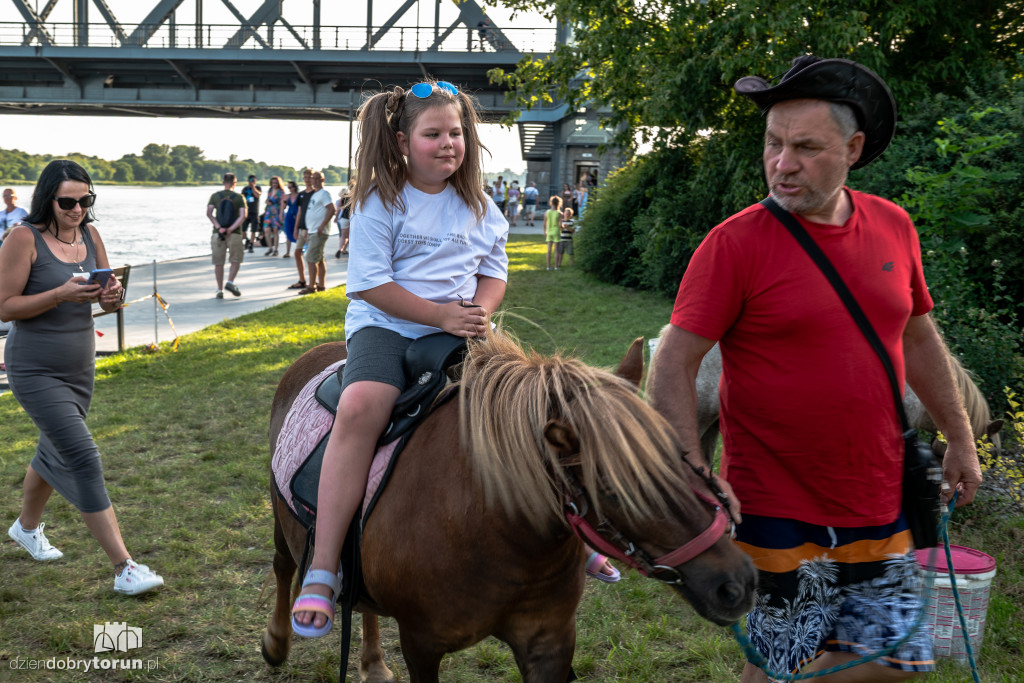 Nocna parada łodzi w Toruniu