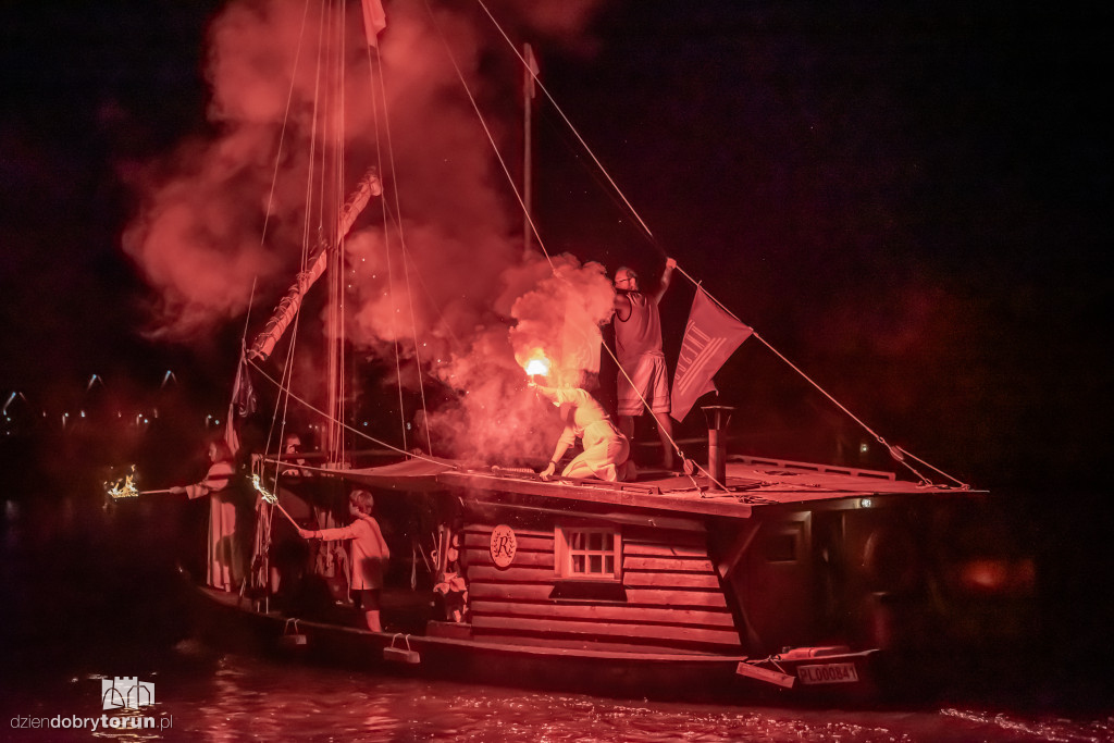 Nocna parada łodzi w Toruniu