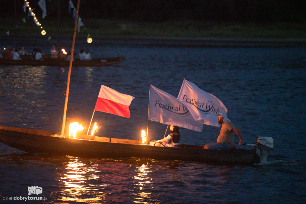 Nocna parada łodzi w Toruniu