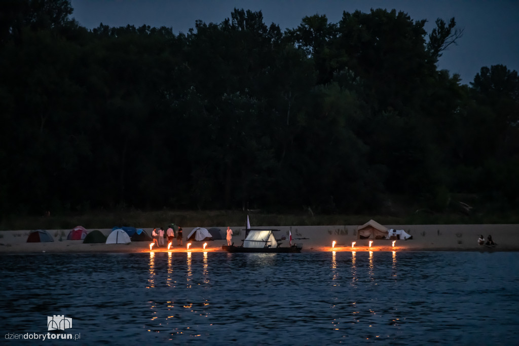 Nocna parada łodzi w Toruniu