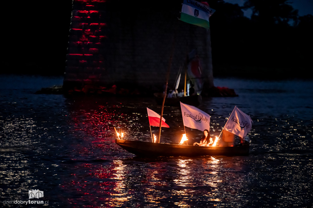 Nocna parada łodzi w Toruniu
