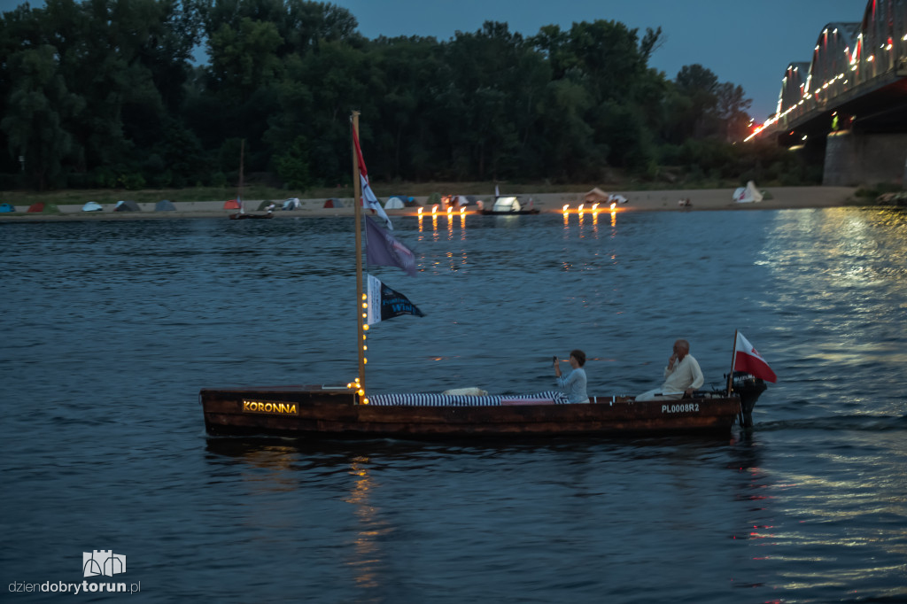 Nocna parada łodzi w Toruniu