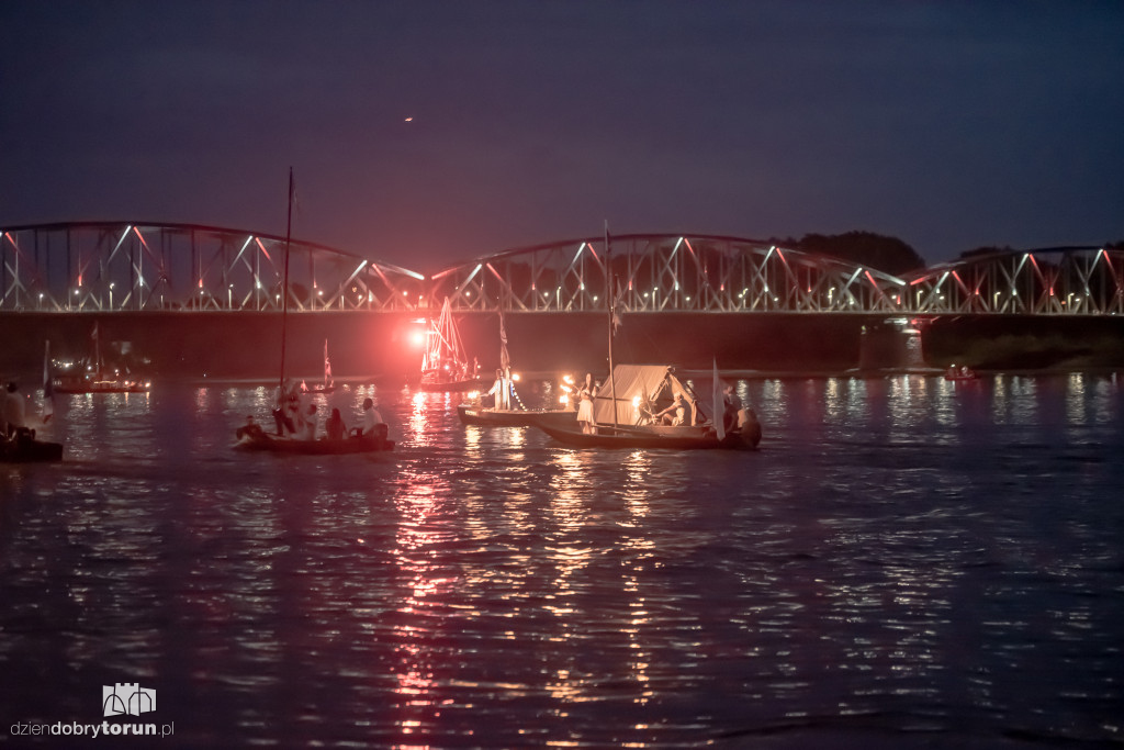 Nocna parada łodzi w Toruniu