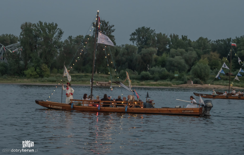 Nocna parada łodzi w Toruniu