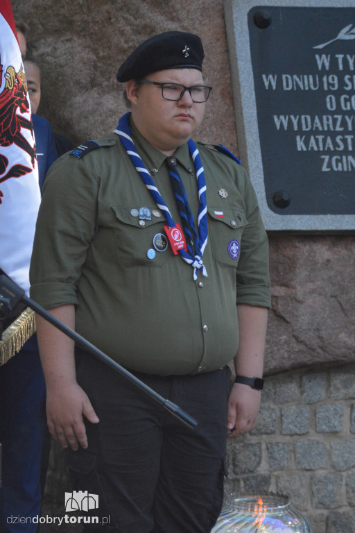 Uroczystości pod pomnikiem w Otłoczynie