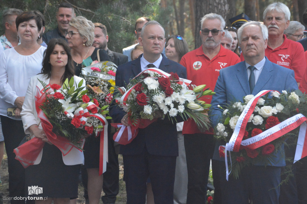 Uroczystości pod pomnikiem w Otłoczynie