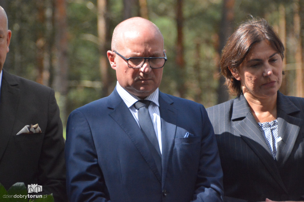 Uroczystości pod pomnikiem w Otłoczynie