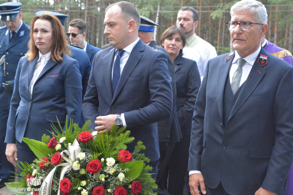 Uroczystości pod pomnikiem w Otłoczynie