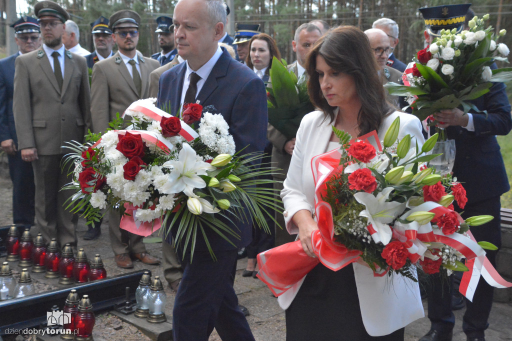 Uroczystości pod pomnikiem w Otłoczynie