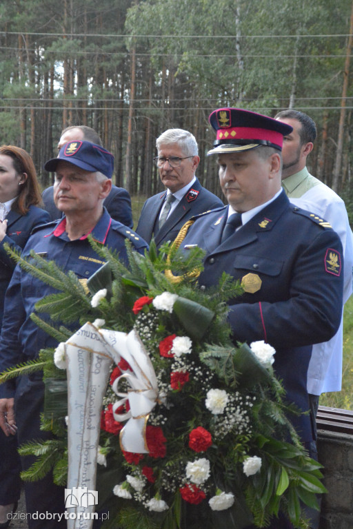 Uroczystości pod pomnikiem w Otłoczynie