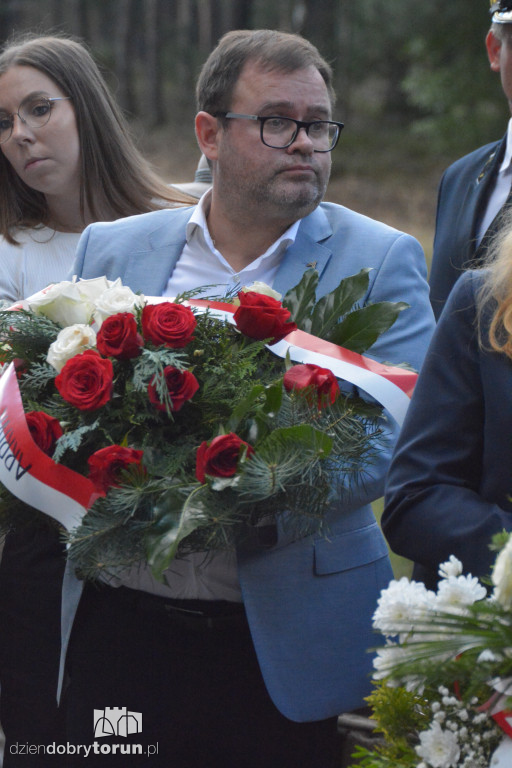 Uroczystości pod pomnikiem w Otłoczynie