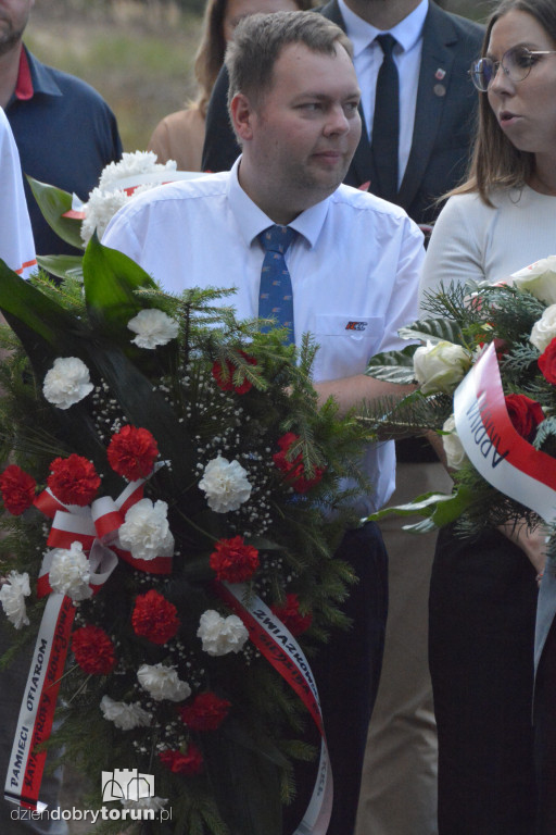 Uroczystości pod pomnikiem w Otłoczynie