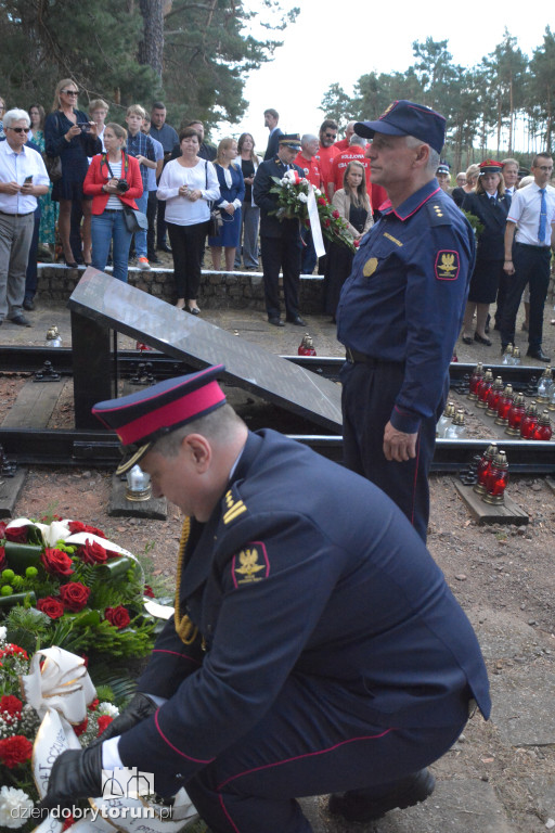 Uroczystości pod pomnikiem w Otłoczynie