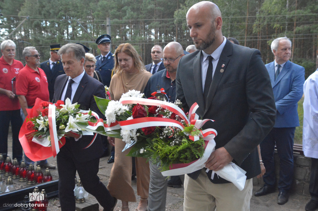 Uroczystości pod pomnikiem w Otłoczynie
