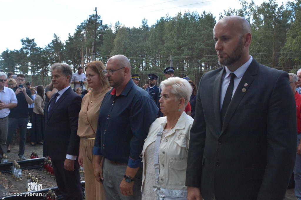Uroczystości pod pomnikiem w Otłoczynie
