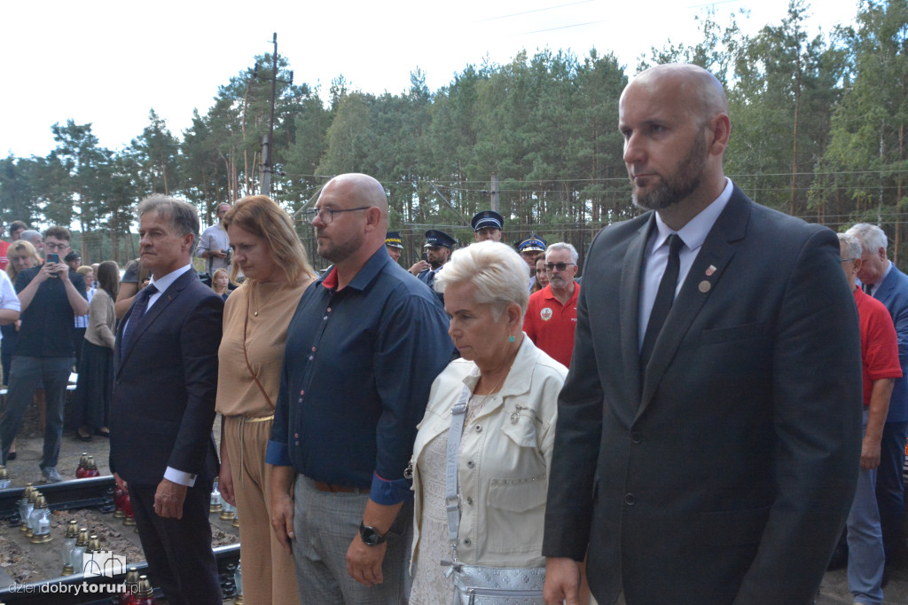 Uroczystości pod pomnikiem w Otłoczynie